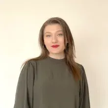 Psk. Ayşe Esra Baş — Psikoloji, İstanbul. Portre fotoğrafı.