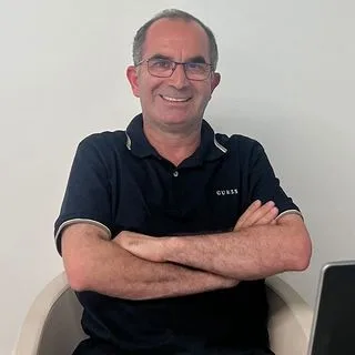 Dt. İbrahim Çevikel — Diş Hekimi, Kocaeli. Portre fotoğrafı.