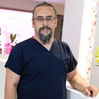 Op. Dr. Erol Karakaş — Kadın Hastalıkları Ve Doğum, Kayseri. Portre fotoğrafı.