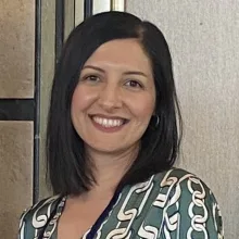 Uzm. Dr. Tuğçe Özcan — Çocuk ve Ergen Psikiyatrisi, İzmir. Portre fotoğrafı.