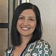 Uzm. Dr. Tuğçe Özcan — Çocuk ve Ergen Psikiyatrisi, İzmir. Portre fotoğrafı.