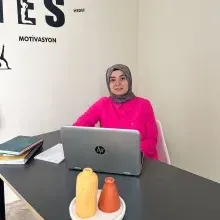 Dyt. Ceyda Koç — Diyetisyen, İstanbul. Portre fotoğrafı.