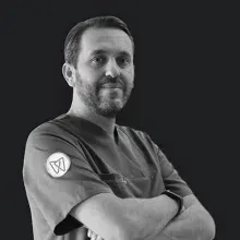 Dt. Semih Sönmez — Diş Hekimi, İstanbul. Portre fotoğrafı.