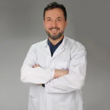 Prof. Dr. Ahmet Arnaz — Kalp Ve Damar Cerrahisi, Bakırköy, İstanbul. Portre fotoğrafı.