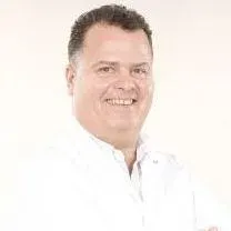 Dr. Dt. Cüneyt Keskin — Ortodonti, İstanbul. Portre fotoğrafı.