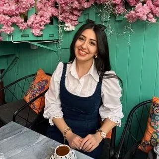 Dkt. Ezgi Ersönmez Bayram — Dil ve Konuşma Terapisi, İstanbul. Portre fotoğrafı.