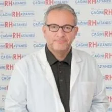 Uzm. Dr. İlker Ekşi — Fiziksel Tıp Ve Rehabilitasyon, Kadıköy, İstanbul. Portre fotoğrafı.
