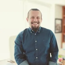 Uzm. Dr. Yunus Emre Sönmez — Psikiyatri, Adana. Portre fotoğrafı.