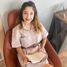 Dyt. Buse Kurtuluş — Diyetisyen, Mersin. Portre fotoğrafı.