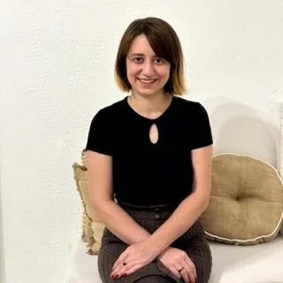 Psk. Aynur Yeşiltepeler — Psikoloji, İzmir. Portre fotoğrafı.