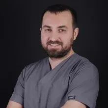 Uzm. Dt. Osman Yıldız — Ankara. Portre fotoğrafı.