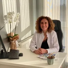 Dt. Selda Karakılıç — Diş Hekimi, İstanbul. Portre fotoğrafı.