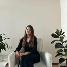 Uzm. Psk. Yağmur Erişen Yaldız — İzmir. Portre fotoğrafı.