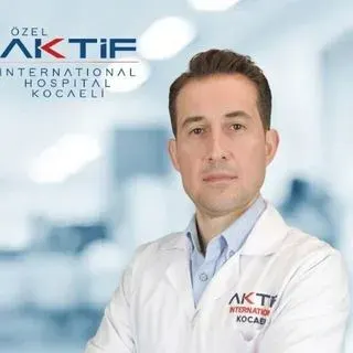 Uzm. Dr. Ersin Efetürk — İç Hastalıkları, Kocaeli. Portre fotoğrafı.
