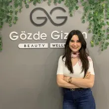 Uzm. Dyt. Gözde Er — Diyetisyen. Portre fotoğrafı.