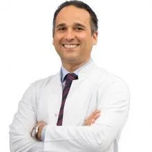 Dr. Dt. Cem Uygur — Periodontoloji, İstanbul. Portre fotoğrafı.