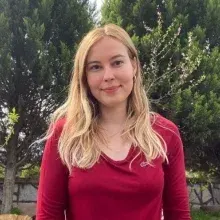 Uzm. Dr. Didem Çelik — Çocuk ve Ergen Psikiyatrisi, İzmir. Portre fotoğrafı.