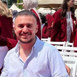 Dkt. Sefa Tezer — Dil ve Konuşma Terapisi, Kocaeli. Portre fotoğrafı.
