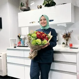 Dt. Müzeyyen Arslan — Diş Hekimi, Tekirdağ. Portre fotoğrafı.