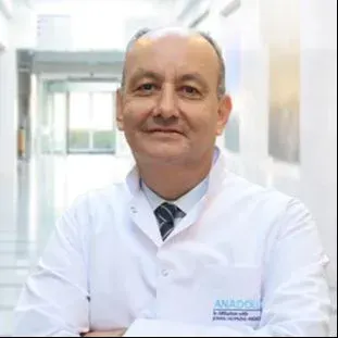 Prof. Dr. M. Emre Üstündağ — Kulak Burun Boğaz. Portre fotoğrafı.