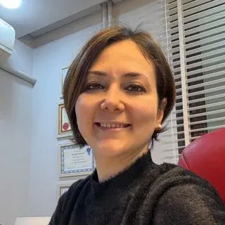 Uzm. Dr. Gözde Emel Gökçek — Dermatoloji, İstanbul. Portre fotoğrafı.