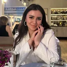Psk. Sara Yağcı — Psikoloji. Portre fotoğrafı.