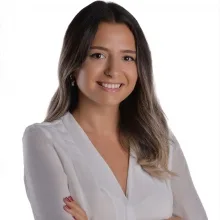 Dyt. Hazal Mısırlı — Diyetisyen. Portre fotoğrafı.