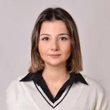 Psk. İsra Gürbüz — Psikoloji, İstanbul. Portre fotoğrafı.