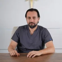 Dr. Dt. Burak Öner — Antalya. Portre fotoğrafı.