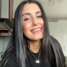 Dyt. Fatma Deniz Ak — Diyetisyen, Mersin. Portre fotoğrafı.