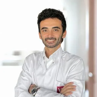 Uzm. Dr. Emre Uysal — Radyasyon Onkolojisi, Pendik, İstanbul. Portre fotoğrafı.