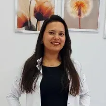 Dt. Teslime Öz — Diş Hekimi, Zara, Sivas. Portre fotoğrafı.