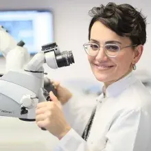 Dr. Dt. Esra Sarı — Periodontoloji, İstanbul. Portre fotoğrafı.