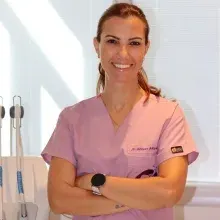 Dr. Dt. Gökşen İkikarakayalı — İzmir. Portre fotoğrafı.