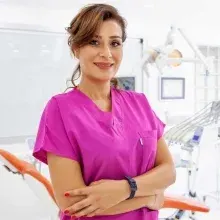 Dt. Funda Erciyas — Diş Hekimi, İzmir. Portre fotoğrafı.