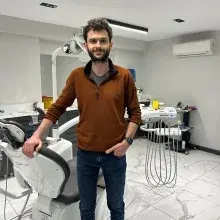 Dt. Mücahit Taha Temür — Diş Hekimi, Kocaeli. Portre fotoğrafı.