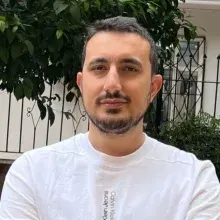 Uzm. Dt. Uğur Can Ünlügenç — Ağız Diş Ve Çene Cerrahisi, Adana. Portre fotoğrafı.