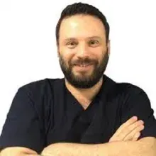 Dt. Sina Tanju — Diş Hekimi, İstanbul. Portre fotoğrafı.