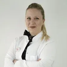 Dt. İlksin Buse Çamlı — Diş Hekimi. Portre fotoğrafı.