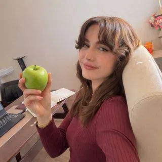 Uzm. Dyt. Saliha Eren — Diyetisyen, Mersin. Portre fotoğrafı.