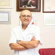 Prof. Dr. Engin Oral — Kadın Hastalıkları Ve Doğum, İstanbul. Portre fotoğrafı.