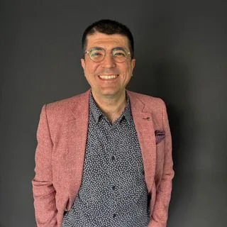 Dr. Öğr. Üyesi Çağdaş Çağlar Laçin — Periodontoloji, İstanbul. Portre fotoğrafı.