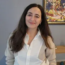 Dyt. Feyza Gizem Nur Demiryol Yassıbaş — Diyetisyen. Portre fotoğrafı.
