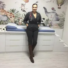 Uzm. Dr. Fulya Coşkunol — Çocuk Sağlığı Ve Hastalıkları, İzmir. Portre fotoğrafı.