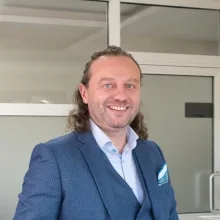 Prof. Dr. Törün Özer — İzmir. Portre fotoğrafı.