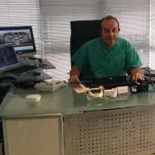 Dt. Neşri Serdar — Diş Hekimi, Muratpaşa, Antalya. Portre fotoğrafı.