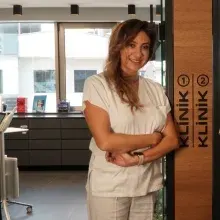 Dt. Nermin Özer Cantekinler — Diş Hekimi, İstanbul. Portre fotoğrafı.