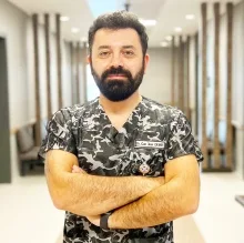 Doç. Dr. Can İlker Demir — Plastik Rekonstrüktif Ve Estetik Cerrahi, İstanbul. Portre fotoğrafı.