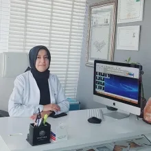 Dt. Saliha Yıldırım — Diş Hekimi. Portre fotoğrafı.