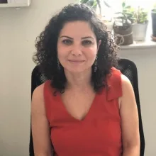 Uzm. Dr. Nazan Dalbudak Özer — İç Hastalıkları, Adana. Portre fotoğrafı.